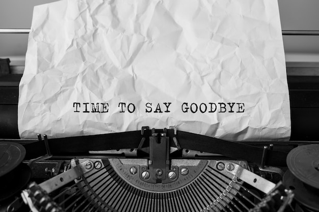 Texto da hora de dizer adeus digitado em máquina de escrever retrô