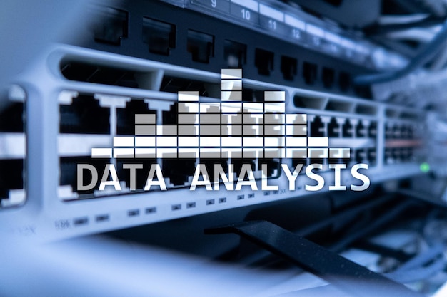 Texto de análise de Big Data no fundo da sala do servidor Internet e conceito de tecnologia moderna