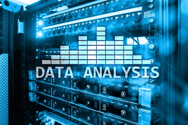 Texto de análise de Big Data no fundo da sala do servidor Internet e conceito de tecnologia moderna