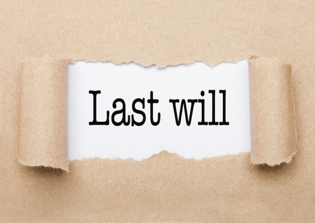 Texto de conceito do Last Will aparecendo atrás de um envelope de papel marrom rasgado