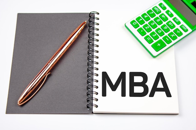 Texto de MBA Master of Business Administration no bloco de notas com calculadoraConceito de educação