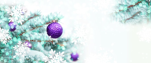 Texto de Natal feliz turva fundo com decoração de bolas de Natal lilás em ramos, bokeh, brilhos. Cartão de felicitações de Natal e ano novo, bokeh, luz.