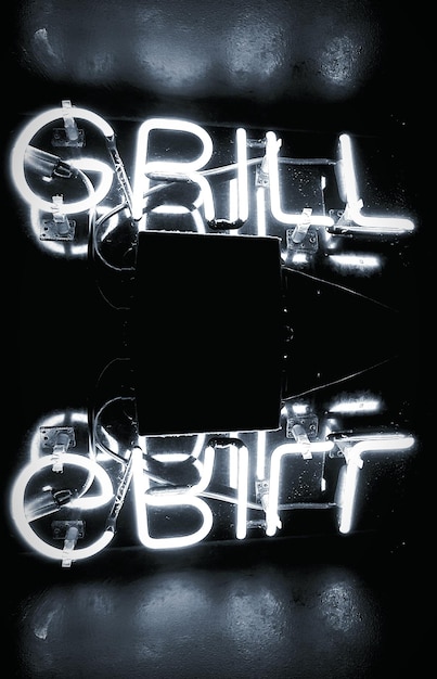 Foto texto de néon iluminado contra a parede com reflexo de cabeça para baixo