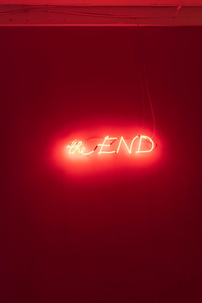 Texto de néon iluminado na parede