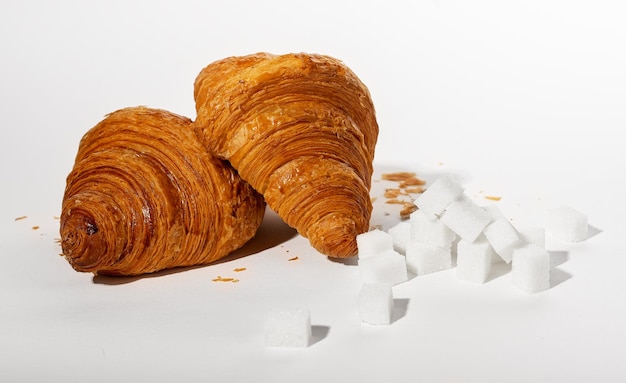 Texto de palavra de açúcar em fundo branco com pedaços de cubos doces de adoçante refinado de beterraba