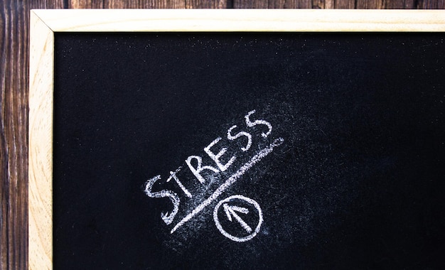 Foto texto de stress na placa de giz conceito de estresse de letras