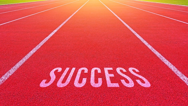 Texto de sucesso escrito em um conceito de pista de atletismo para estratégias de planejamento de negócios e desafios ou oportunidades de carreira e mudar o caminho para o conceito de sucesso