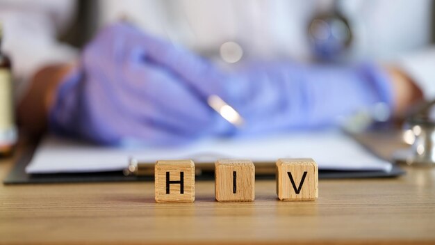 Texto do hiv em cubos na clínica médica no contexto do vírus da imunodeficiência humana do médico