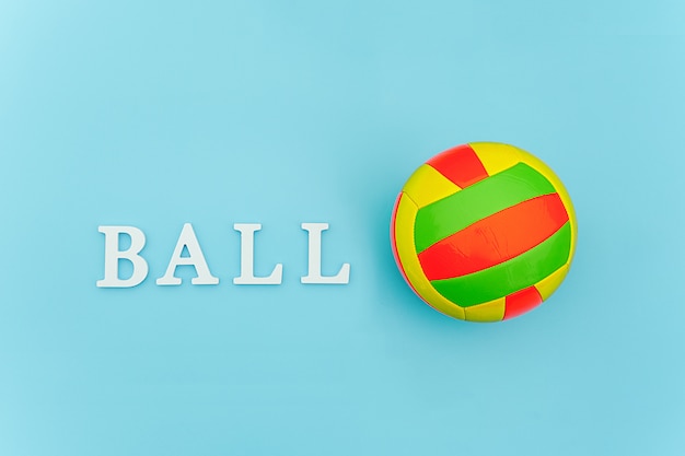 Foto texto e bola de voleibol multicolorido brilhante