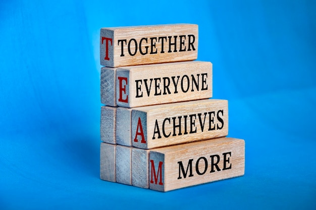 Texto del equipo sobre un bloque de madera Juntos, todos logran más Concepto de trabajo en equipo