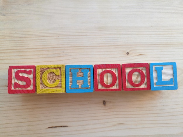 Texto escolar feito de blocos de letras multicoloridas na mesa