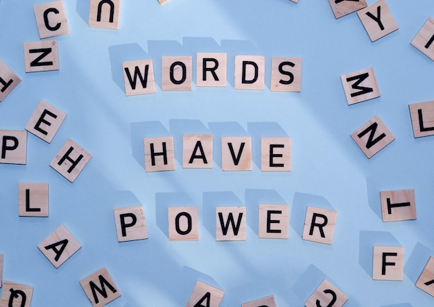 Foto texto escrito por palavras as palavras têm poder. conceito de negócio escrito no bloco de madeira.