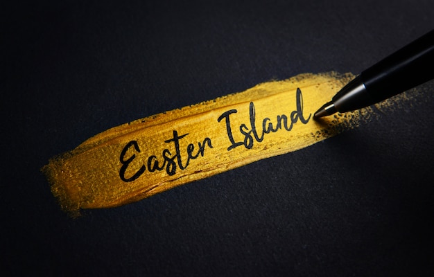 Texto de escritura de la isla de Pascua en el pincel de pintura dorada