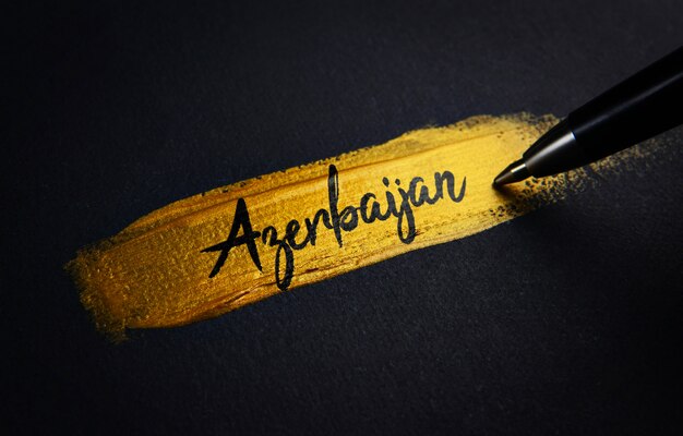 Foto texto de escritura a mano de azerbaiyán sobre el pincel de pintura dorada