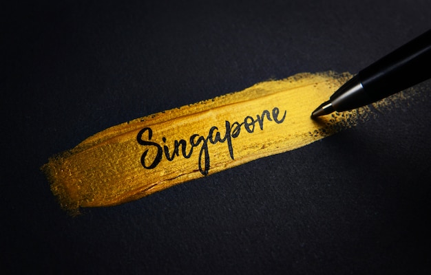 Texto de escritura de Singapur sobre el pincel de pintura dorada