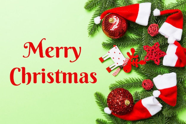 Texto de feliz Navidad Composición navideña hecha de bolas de abeto y diferentes decoraciones en colores de fondo Vista superior del concepto de Adviento de Año Nuevo con espacio vacío para su diseño