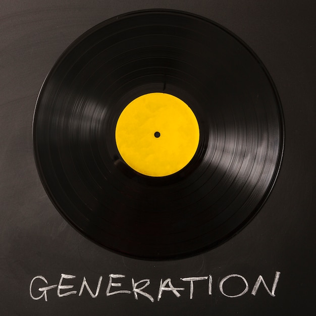Texto de generación con disco de vinilo negro sobre fondo