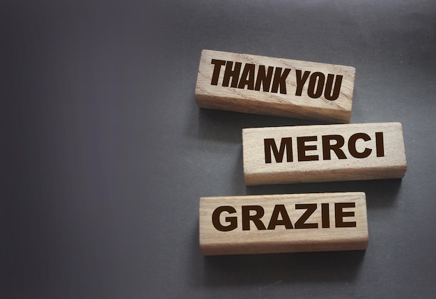 Texto Gracias Merci Grazie sobre bloques de madera Inglés Francés Italiano concepto