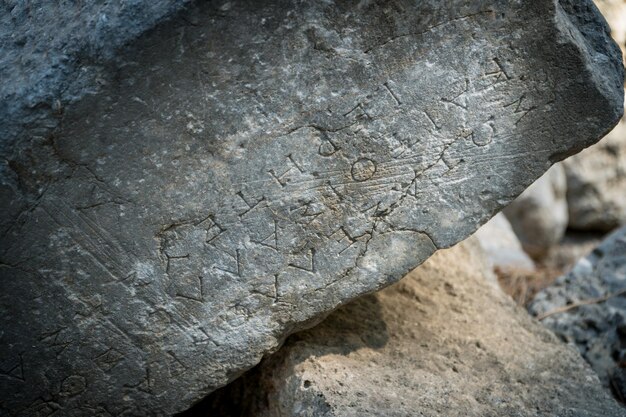 Texto griego tallado en piedras antiguas de Phaselis ruinas antigua ciudad griega en la costa de Antalia, Turquía