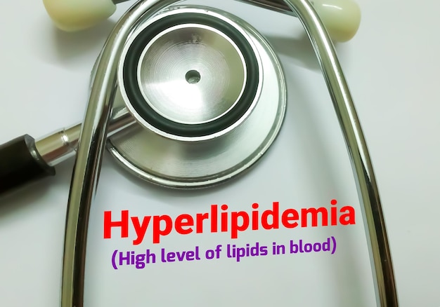 Texto de hiperlipidemia aislado con estetoscopio para el concepto médico o sanitario