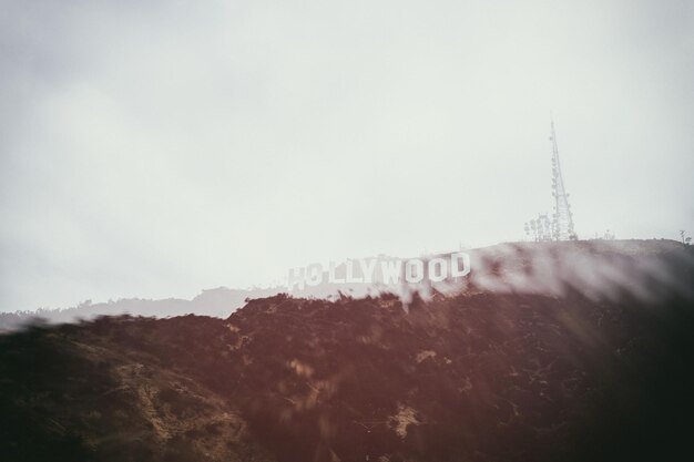 Foto texto de hollywood en la montaña contra el cielo