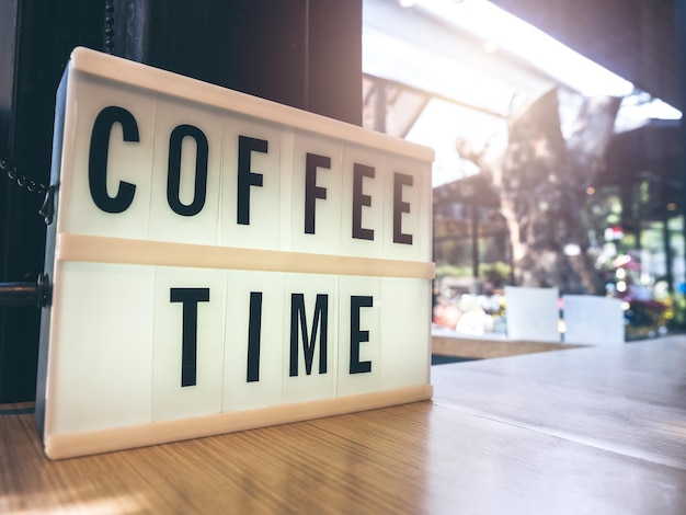 Foto texto de la hora del café en la caja de luz blanca