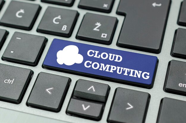 Texto y icono de computación en la nube en una llave de computadora