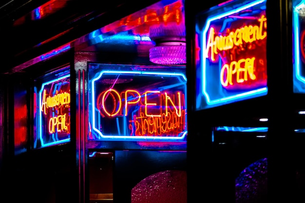 Texto iluminado en exhibición por la noche