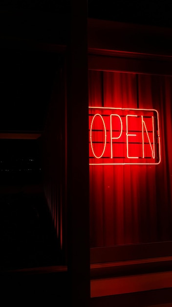 Texto iluminado na parede vermelha