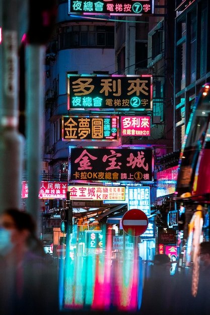 Texto iluminado na rua da cidade à noite