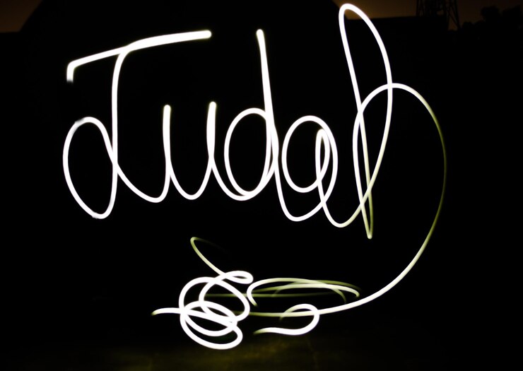 Foto texto iluminado de rastros de luz por la noche