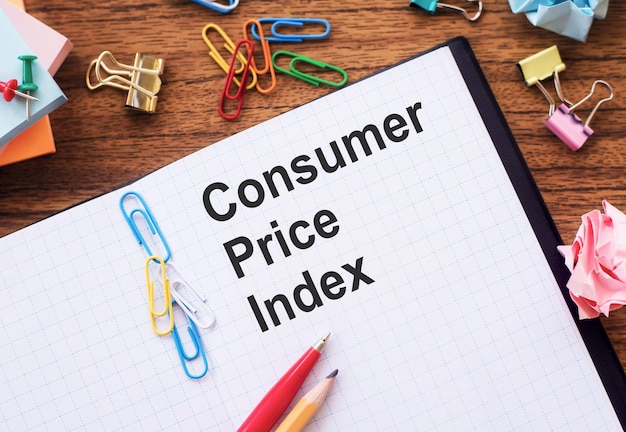 Foto texto del índice de precios al consumidor del ipc en un bloc de notas en la mesa de la oficina