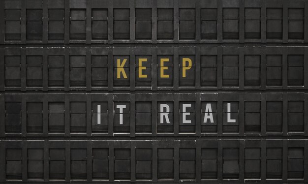 Texto Keep It Real escrito en máquina de escribir retro