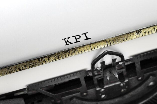 Texto KPI escrito en máquina de escribir retro