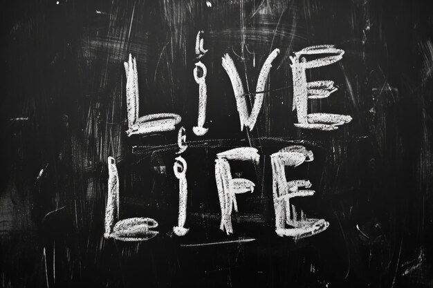 texto LIVE LIFE sobre um fundo preto simples