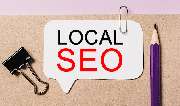 Texto LOCAL SEO una pegatina blanca con fondo de papelería de oficina. Lay Flat en concepto de negocios, finanzas y desarrollo