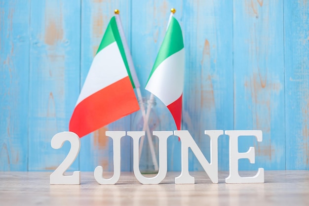 Texto de madera del 2 de junio con banderas de Italia Día Nacional Día de la República Festa della Repubblica y conceptos de celebración feliz