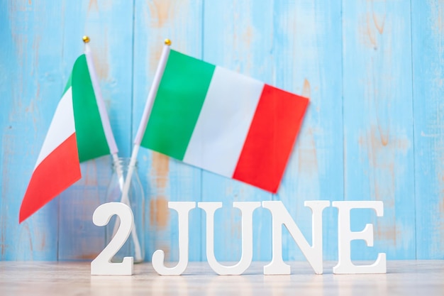 Texto de madera del 2 de junio con banderas de Italia Día Nacional Día de la República Festa della Repubblica y conceptos de celebración feliz