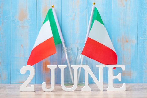 Texto de madera del 2 de junio con banderas de Italia Día Nacional Día de la República Festa della Repubblica y conceptos de celebración feliz