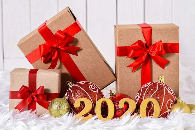 Texto de madera 2020 con adornos navideños con cajas de regalos