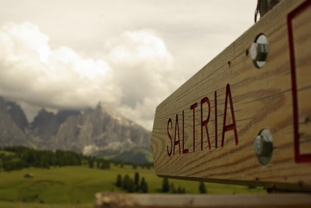 Foto texto en madera contra el cielo