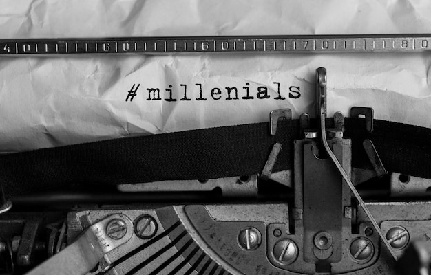 Foto texto millenials digitado em máquina de escrever retrô