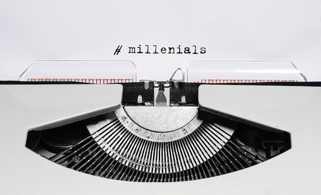 Texto Millenials digitado em máquina de escrever retrô