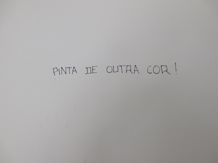 Foto texto na parede branca