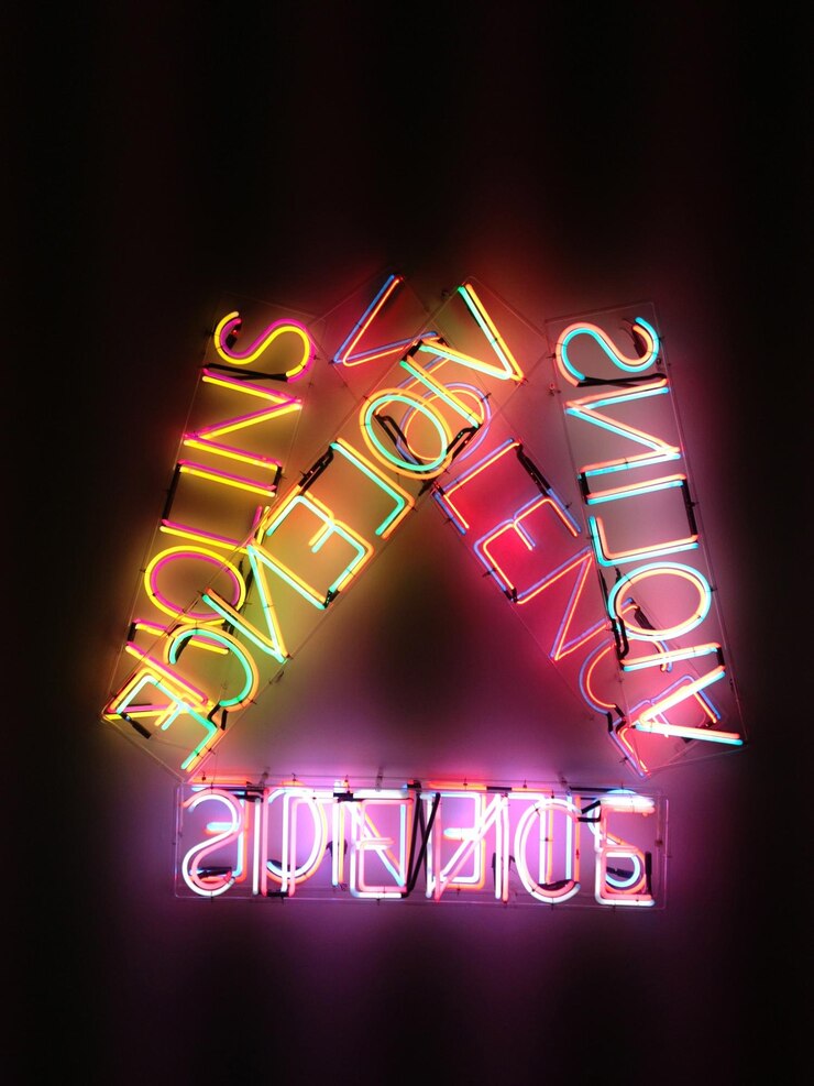 Foto texto de neón iluminado en la pared por la noche