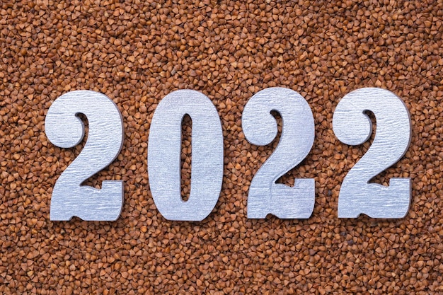 Texto en números plateados 2021 sobre el fondo del trigo sarraceno