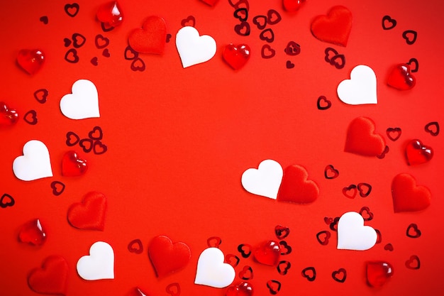 Texto o marco fotográfico en el centro rodeado de corazones Decoración de parejas enamoradas con corazones en un fondo rojo Mensaje de felicitación del Día de San Valentín Declaración de amor Espacio de copia