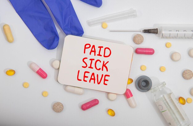 Texto PAID SICK LEAVE em pedaços de papel azuis sobre fundo amarelo