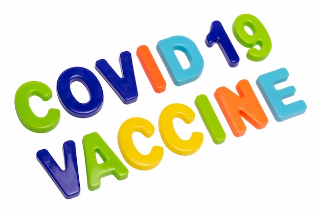 Texto pandémico de coronavirus COVID19 VACUNA sobre fondo blanco Una vacuna para tratar una enfermedad COVID19