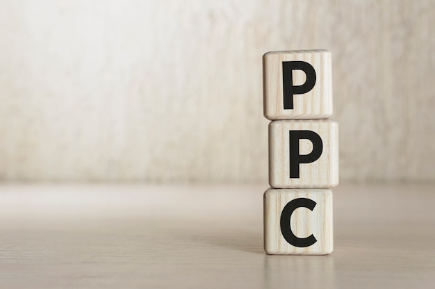 Texto PPC Pay Per Click em blocos de madeira.